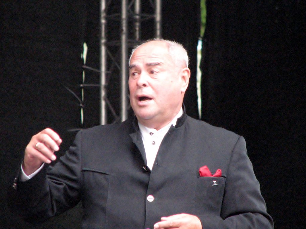 Biografie van Eri Klas: Een Meesterlijke Dirigent en Muziekvisionair - Orkestmuzikanten