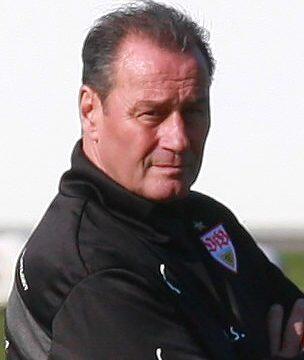 Huub Stevens: Een Blik op het Leven en de Carrière van de Voetballegende - Trainers en Sportdirecteuren