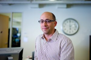 De Biografie van Dick Costolo: Van CEO van Twitter tot Innovator in de Technologie - Ontwikkelaars van Online Platforms