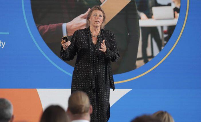 Angelique de Vries: Het Inspirerende Leven en Werk van een Nederlandse Pionier - Modellen