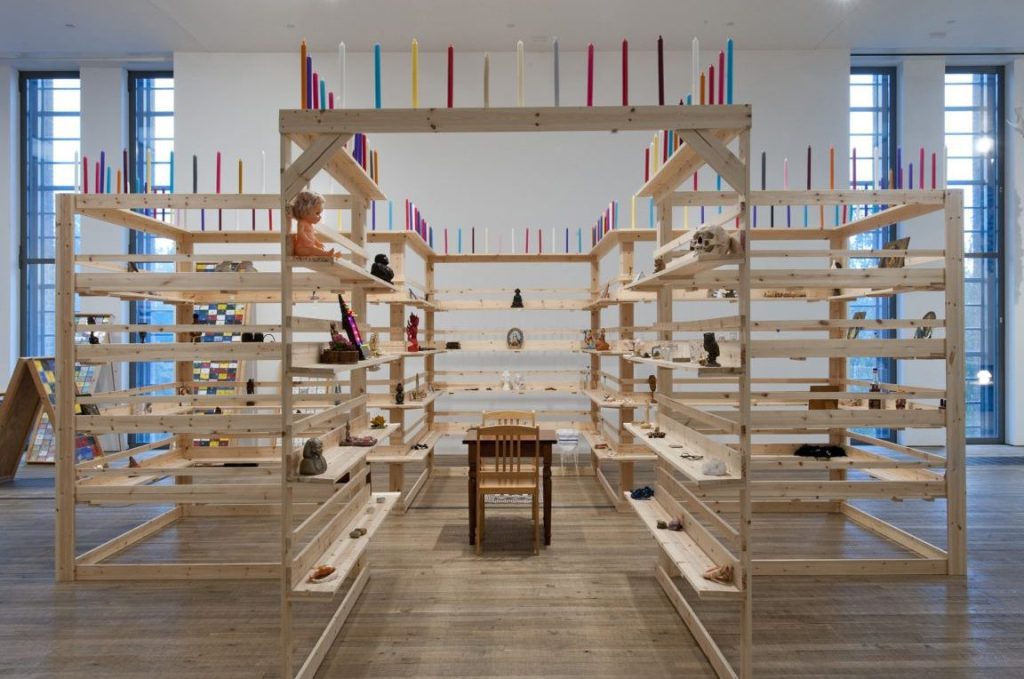 Het Inspirerende Leven van Meschac Gaba: Kunst en Cultuur in Beweging - Schilderen en Beeldhouwen