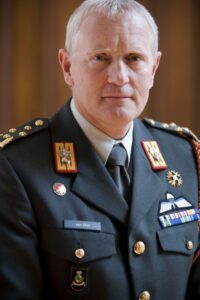 Biografie van Generaal Peter van Uhm: Leven en Carrière - Officieren van de Strijdkrachten