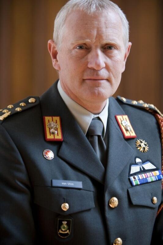 Biografie van Generaal Peter van Uhm: Leven en Carrière - Officieren van de Strijdkrachten