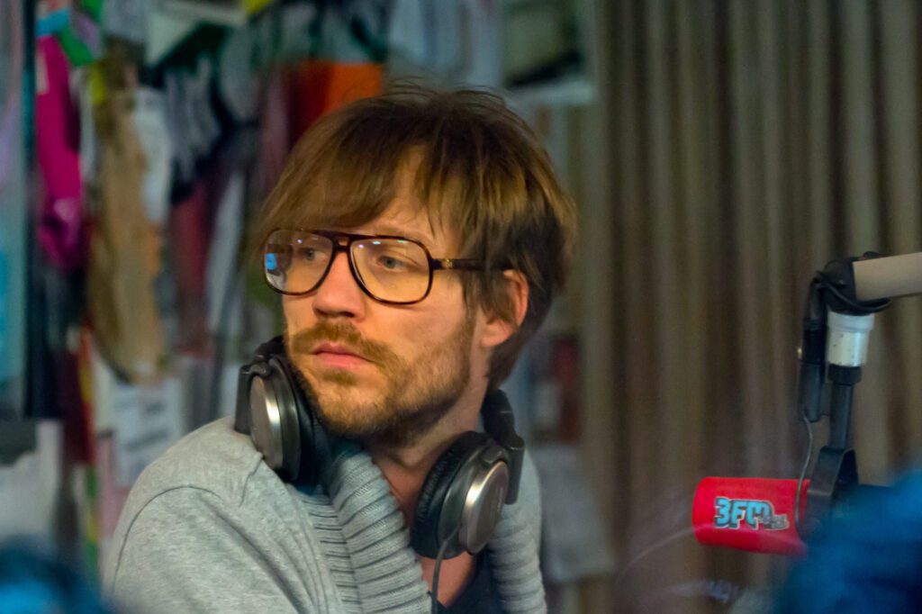 Giel Beelen: Het Leven en de Carrière van een Iconische Nederlandse Radio-DJ - Televisie- en Radiopresentatoren