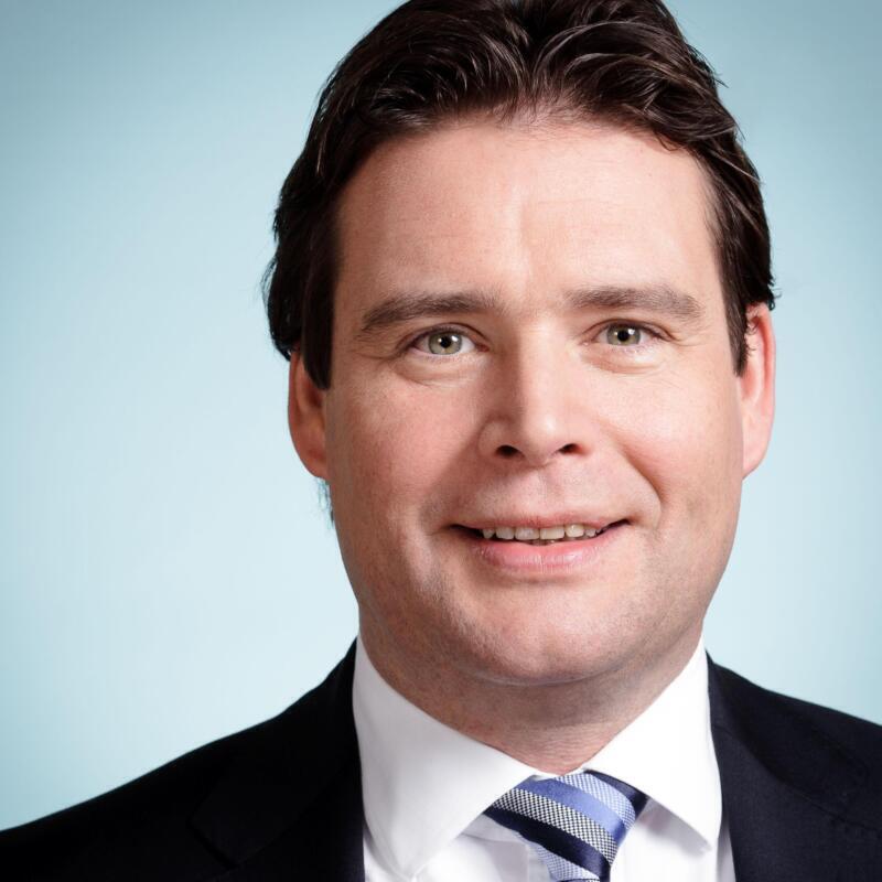 Frans Weekers: Het Leven en de Carrière van een Politiekicoon - Publieke Functionarissen