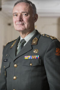 Biografie van Generaal Tom Middendorp: Leven en Carrière - Officieren van de Strijdkrachten