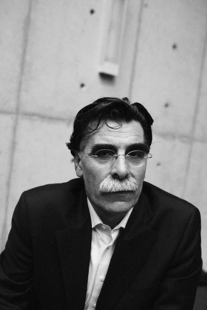 Kader Abdolah: Het Leven en Werk van een Meesterlijke Schrijver - Schrijvers en Dichters